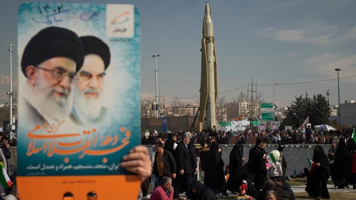 Konflik di Timur Tengah kembali memanas setelah Iran dilaporkan untuk pertama kalinya meluncurkan rudal balistik canggih Sejjil dalam serangan terhadap Israel. Peluncuran rudal tersebut menjadi bagian dari gelombang serangan balasan Iran dalam perang yang telah berlangsung sejak akhir Februari 2026. NurPhoto via Getty Images/NurPhoto