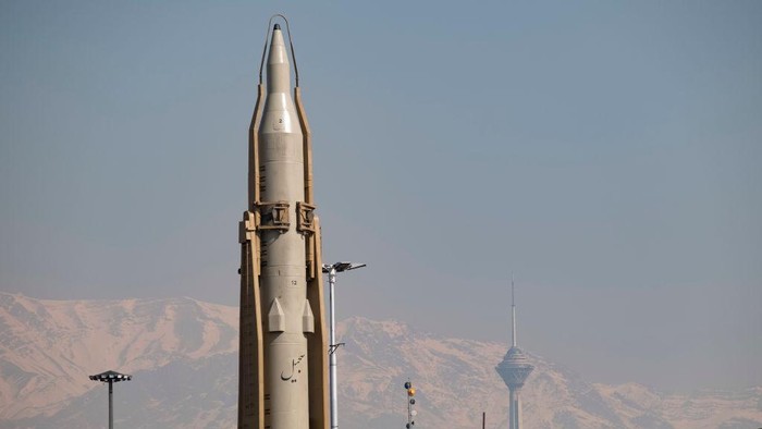 Konflik di Timur Tengah kembali memanas setelah Iran dilaporkan untuk pertama kalinya meluncurkan rudal balistik canggih Sejjil dalam serangan terhadap Israel. Peluncuran rudal tersebut menjadi bagian dari gelombang serangan balasan Iran dalam perang