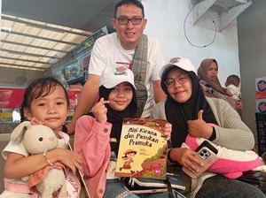 Cerita Keluarga Pemudik Dapat Buku Bacaan Gratis: Terima Kasih Pak Menteri!