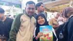 Potret Mendikdasmen Bagi-bagi Buku Gratis di Stasiun Pasar Senen untuk Pemudik