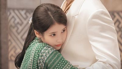 IU Peluk Byun Woo Seok, Siap Nikah Kontrak di Perfect Crown