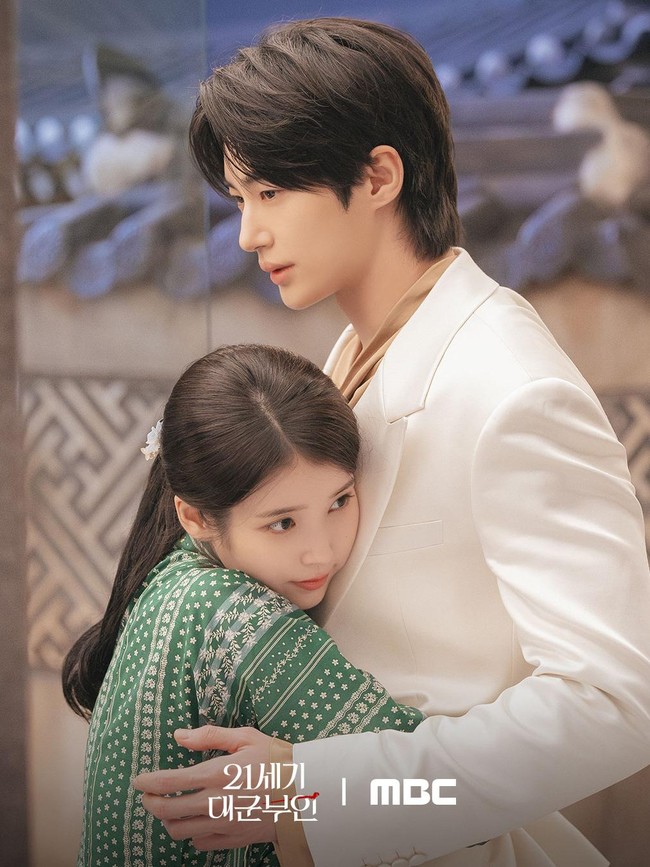 IU Peluk Byun Woo Seok, Siap Nikah Kontrak di Perfect Crown