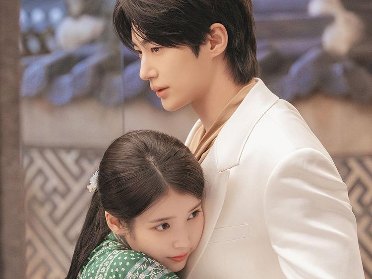 IU Peluk Byun Woo Seok, Siap Nikah Kontrak di Perfect Crown