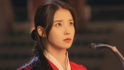 IU Peluk Byun Woo Seok, Siap Nikah Kontrak di Perfect Crown
