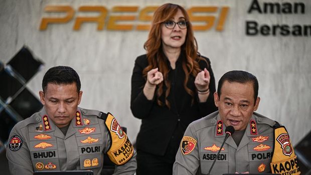 Kapolda Metro Jaya Irjen Pol Asep Edi Suheri (kanan) dan Kabid Humas Polda Metro Jaya Kombes Pol Budi Hermanto (kiri) menyampaikan keterangan terkait perkembangan penanganan kasus penyiraman air keras terhadap aktivis KontraS Andrie Yunus di Mapolda Metro Jaya, Jakarta, Senin (16/3/2026). Polda Metro Jaya menyampaikan hasil penyelidikan kasus penyiraman air keras terhadap aktivis KontraS, Andrie Yunus yang mengindikasikan empat terduga pelaku menggunakan dua sepeda motor berdasarkan analisis 86 titik CCTV serta menegaskan bahwa foto wajah pelaku yang viral di media sosial merupakan rekayasa AI dan juga Polri telah membentuk tim gabungan sebagai bentuk komitmen dalam mengusut kasus tersebut. ANTARA FOTO/Fauzan/nym.
