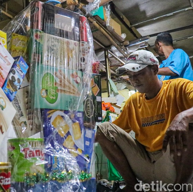 Pesanan Parsel Meningkat, Pekerja Toko di Cikini Lembur Merangkai Bingkisan