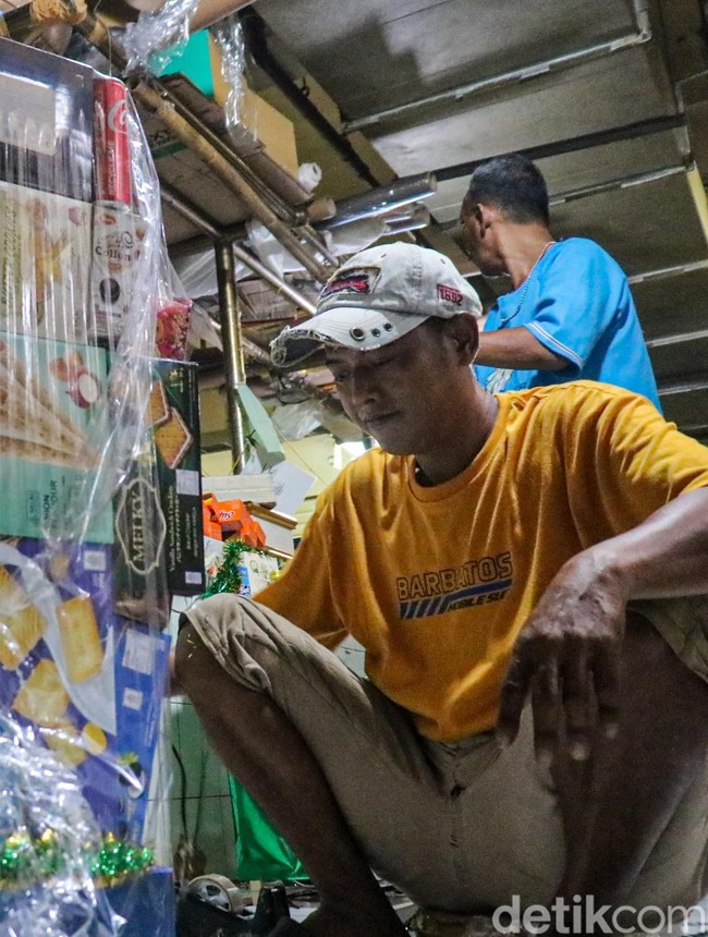 Pesanan Parsel Meningkat, Pekerja Toko di Cikini Lembur Merangkai Bingkisan