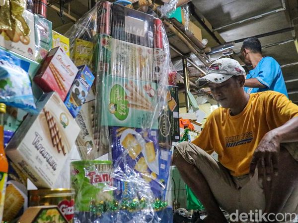 Pesanan Parsel Meningkat, Pekerja Toko di Cikini Lembur Merangkai Bingkisan