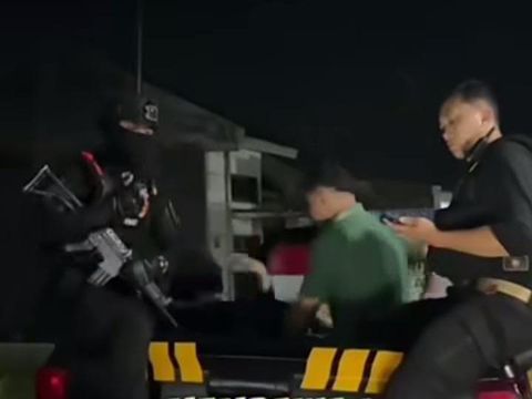 Pesta Gay di Jember Para pelaku pesta gay di Jember saat diamankan petugas