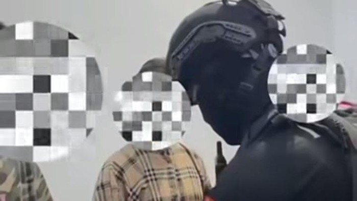 Para pelaku pesta gay di Jember saat diamankan petugas