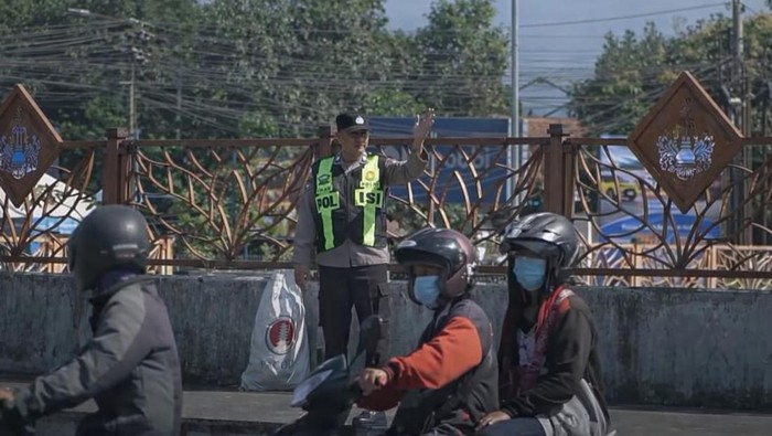Petugas atur lalin di Simpang Karanglo Malang