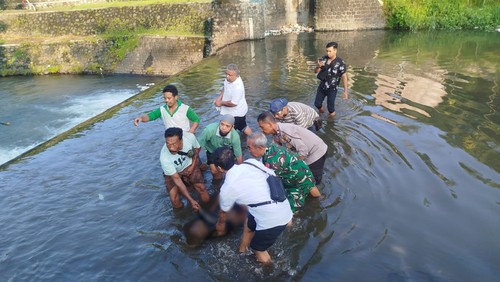 Petugas bersama warga mengevakuasi temuan jenazahpria tanpa identitas di sungai Dusun Batu Kuta Utara, Desa Batu Kuta, Kecamatan Narmada, Lombok Barat, NTB, Senin (16/3/2026). (Foto: Polsek Narmada)