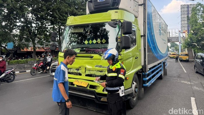 Petugas Satlantas Polresta Sidoarjo menindak sopir truk yang bandel melanggar pembatasan operasional kendaraan angkutan barang selama masa arus Mudik Lebaran 2026.