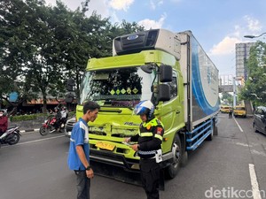 Satlantas Polresta Sidoarjo Tilang Sejumlah Truk Langgar Pembatasn Arus Mudik