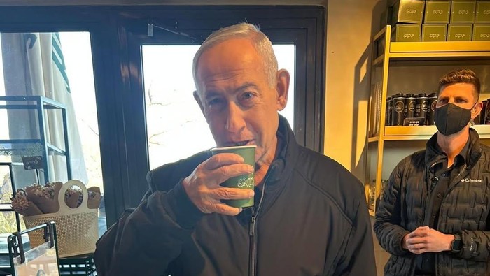 PM Israel Benjamin Netanyahu tampil minum kopi setelah menghilang beberapa hari dan menimbulkan rumor telah tewan kena rudal Iran.