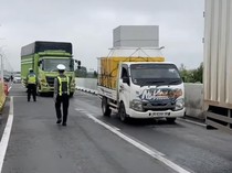 Antisipasi Macet, Polisi Lakukan Penyekatan Kendaraan Bertonase Besar di OKI