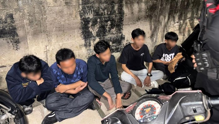 Polisi membubarkan konvoi sejumlah anak muda di wilayah Cakung, Jakarta Timur (Jaktim). Mereka ditindak karena konvoi sambil membawa bendera dan petasan. (dok Ist)