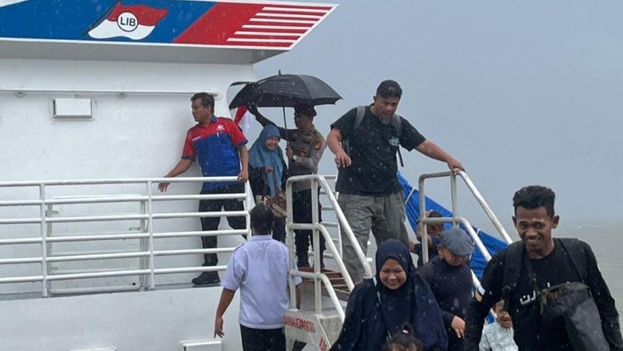 Polres Siak mencatat 2 ribu lebih penumpang naik dan turun melalui Pelabuhan Tanjung Buton jelang Lebaran, pada Minggu (15/3/2026).