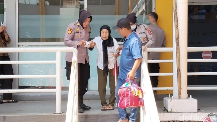 Polwan Polresta Sidoarjo sedang membantu seorang lansia yang hendak menaiki bus yang dituju di Terminal Purabaya.