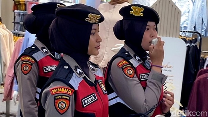 Polwan Polrestabes Bandung saat memberikan imbauan kepada pengunjung mal di Bandung.