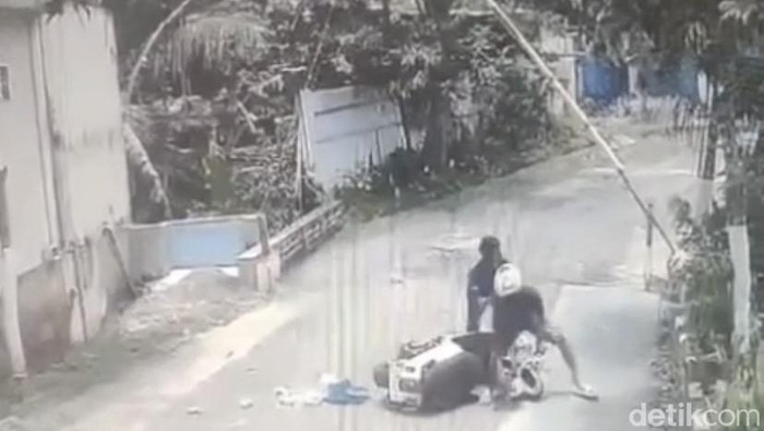 Potongan video CCTV saat satpam hadang pencuri motor