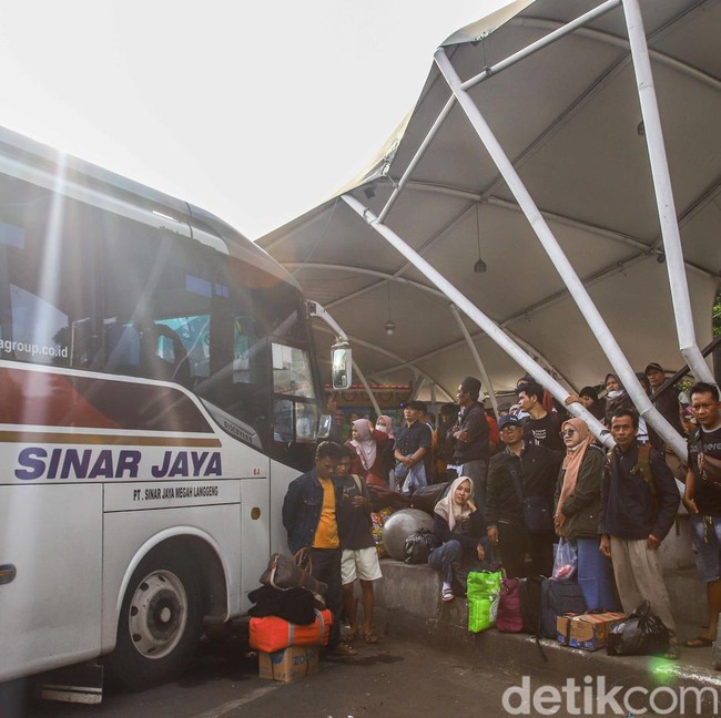 Potret Pemudik Padati Terminal Tanjung Priok