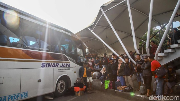 Sejumlah calon pemudik menunggu keberangkatan bus di Terminal Bus Tanjung Priok, Senin (16/3/2026), menjelang arus mudik Lebaran.
