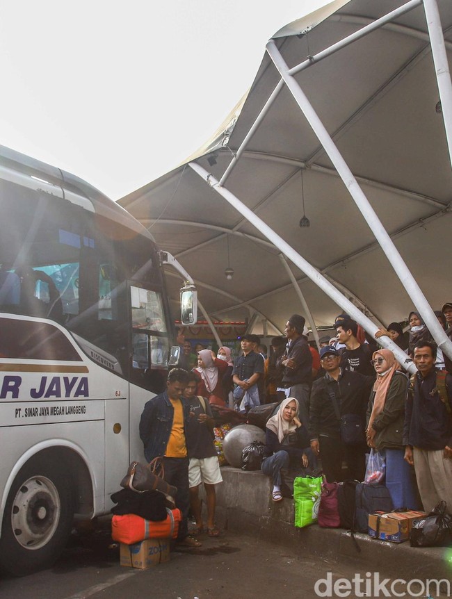 Potret Pemudik Padati Terminal Tanjung Priok