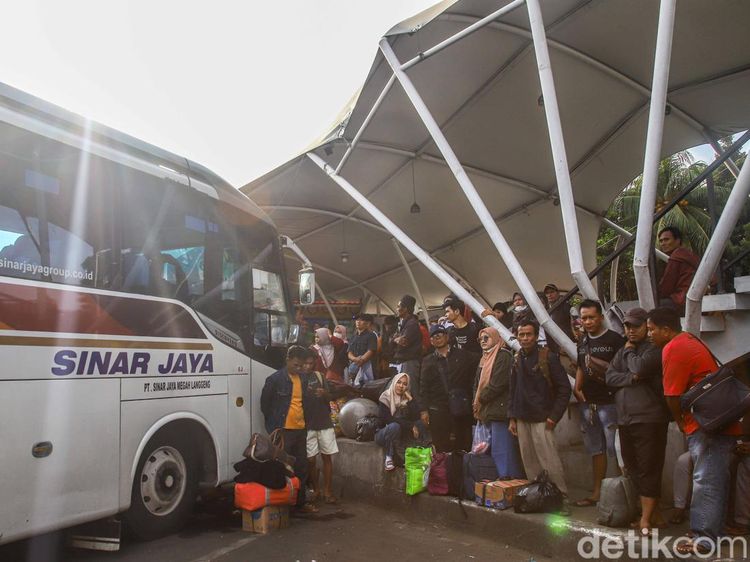 Potret Pemudik Padati Terminal Tanjung Priok