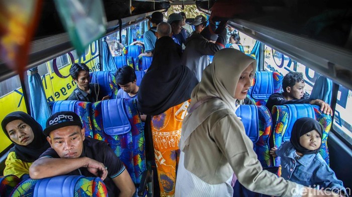 Sejumlah calon pemudik menunggu keberangkatan bus di Terminal Bus Tanjung Priok, Senin (16/3/2026), menjelang arus mudik Lebaran.
