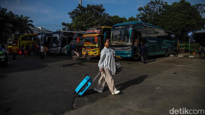Sejumlah calon pemudik menunggu keberangkatan bus di Terminal Bus Tanjung Priok, Senin (16/3/2026), menjelang arus mudik Lebaran.