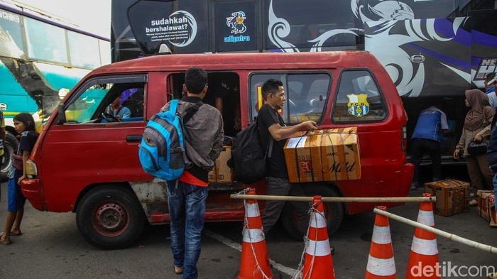 Sejumlah calon pemudik menunggu keberangkatan bus di Terminal Bus Tanjung Priok, Senin (16/3/2026), menjelang arus mudik Lebaran.