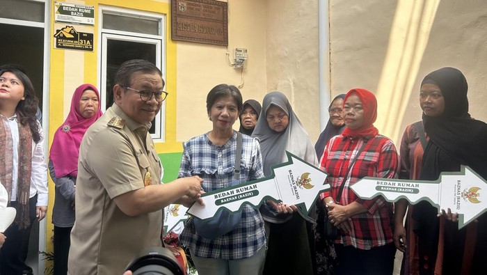 Pramono Anung menyerahkan 26 unit rumah hasil bedah di Jakarta.