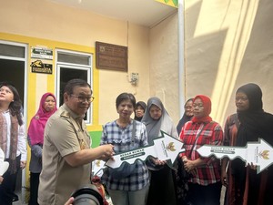 Pramono Serahkan 26 Rumah Hasil Bedah, Target Perbaiki 663 Unit Tahun Ini
