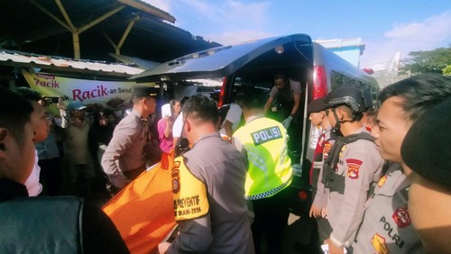 Proses evakuasi jenazah tukang ojek di area Pasar Kebon Roek, Mataram, NTB, Senin (16/3/2026). (Foto Dok. Polresta Mataram)