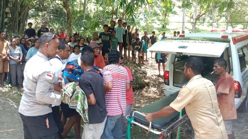 Proses evakuasi korban tewas dalam insiden truk terbalik di Kecamatan Bola, Kabupaten Sikka, NTT, Senin (16/3/2026). (Foto: Dok. Polres Sikka)