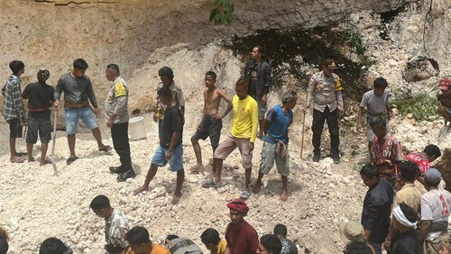 Proses pencarian dua korban longsor galian C di Kampung Tilu Mareda, Desa Djela Manu, Kecamatan Wewewa Utara, Sumba Barat Daya, NTT, Senin (16/3/2026). (Foto: Polres Sumba Barat Daya)