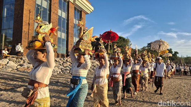 Prosesi Melasti di Pantai Kuta, Senin (16/3/2026).