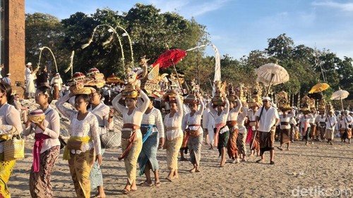 Prosesi Melasti di Pantai Kuta, Senin (16/3/2026).