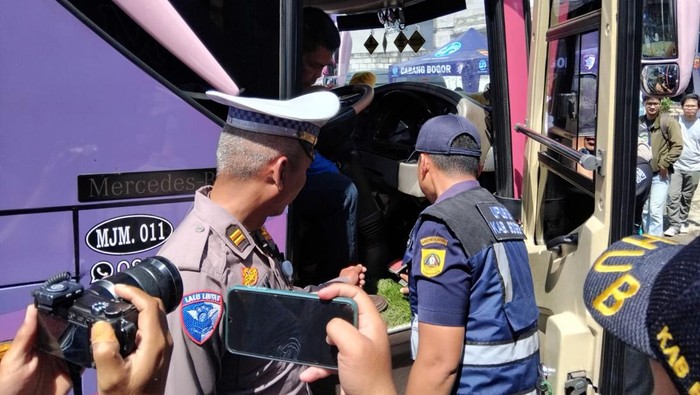 Ramp check angkutan mudik di Bogor (Sholihin/detikcom)