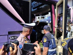Polisi Cek Angkutan Mudik-Tes Urine Sopir Bus di Bogor Jelang Lebaran