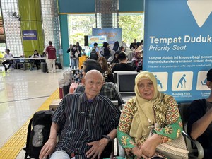 Pasutri Lansia Ini Naik Pesawat lalu Lanjut Kereta demi Mudik Lebaran