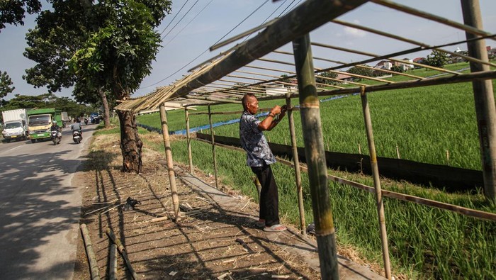 Warga membuat bangunan warung semi permanen di Jalan Raya Pantura, Tanjungpura, Karawang, Senin (16/3/2026). Bangunan yang akan dijadikan warung musiman tersebut mulai buka saat arus mudik Lebaran untuk menjual makan dan minum untuk para pemudik beristirahat. ANTARA FOTO/Darryl Ramadhan
