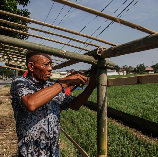 Sambut Pemudik, Warga Dirikan Warung Musiman di Pantura Karawang