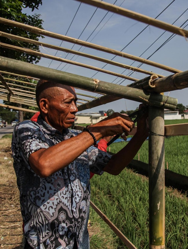 Sambut Pemudik, Warga Dirikan Warung Musiman di Pantura Karawang