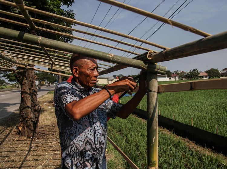 Sambut Pemudik, Warga Dirikan Warung Musiman di Pantura Karawang