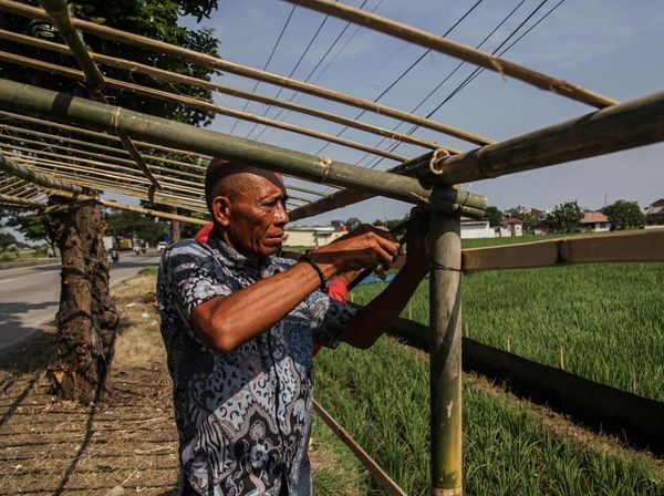 Sambut Pemudik, Warga Dirikan Warung Musiman di Pantura Karawang