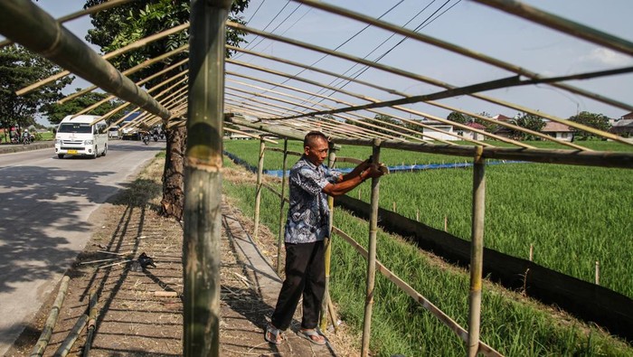 Warga membuat bangunan warung semi permanen di Jalan Raya Pantura, Tanjungpura, Karawang, Senin (16/3/2026). Bangunan yang akan dijadikan warung musiman tersebut mulai buka saat arus mudik Lebaran untuk menjual makan dan minum untuk para pemudik beristirahat. ANTARA FOTO/Darryl Ramadhan