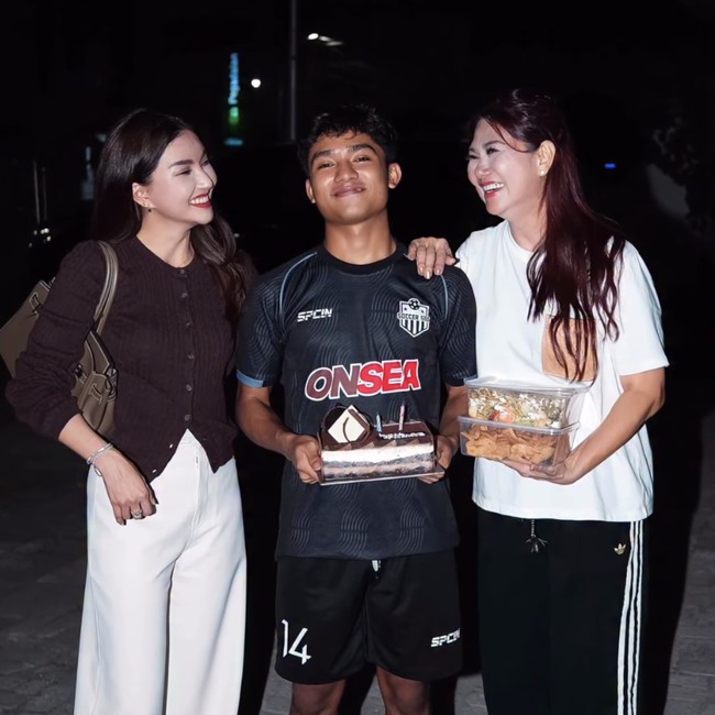 Intip Momen Sarwendah Beri Kejutan di Hari Ulang Tahun Betrand Peto