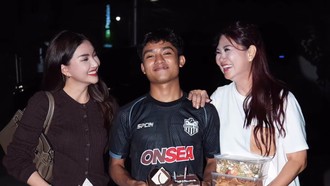 Intip Momen Sarwendah Beri Kejutan di Hari Ulang Tahun Betrand Peto